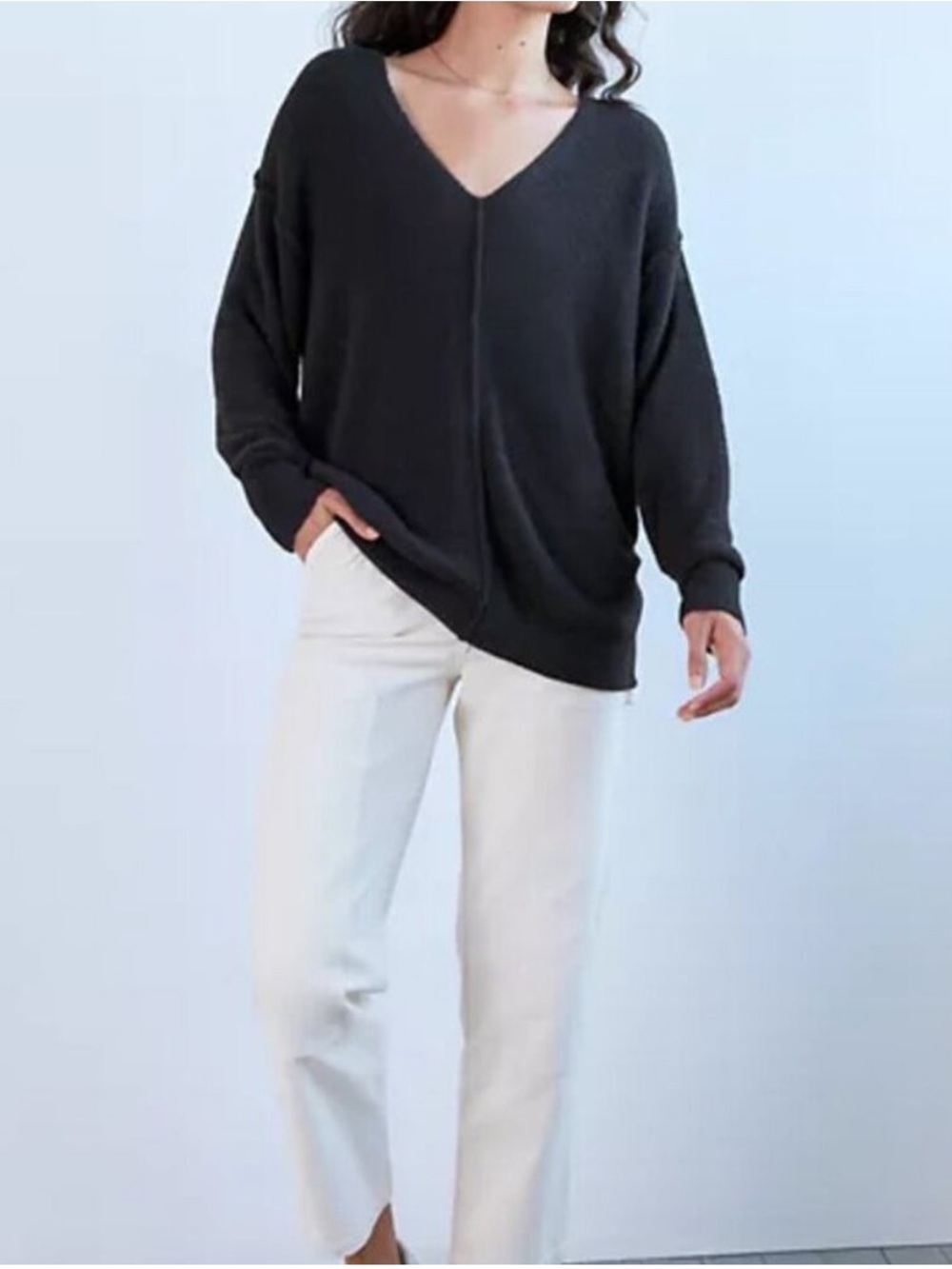 Aritzia Wilfred Free Hush Knit V-Neck Sweater Black. Size S